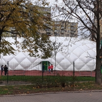 Budowa hali pneumatycznej nad boiskiem szkolnym w Warszawie przy ul. Keniga 20